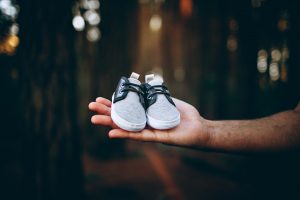 Babyschoenen: leren schoen met klittenband toont kenmerken van een goede babyschoen