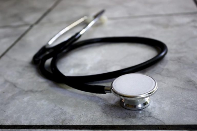 Over ons Medici aan het werk in een ziekenhuisomgeving, inclusief artsen, verpleegkundigen en andere gezondheidsprofessionals